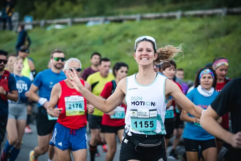 Läuferin im RunMotion-Trikot am Start eines Rennens