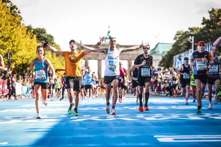 Vincent auf den letzten Metern des Berlin-Marathons, im Hintergrund das Brandenburger Tor.