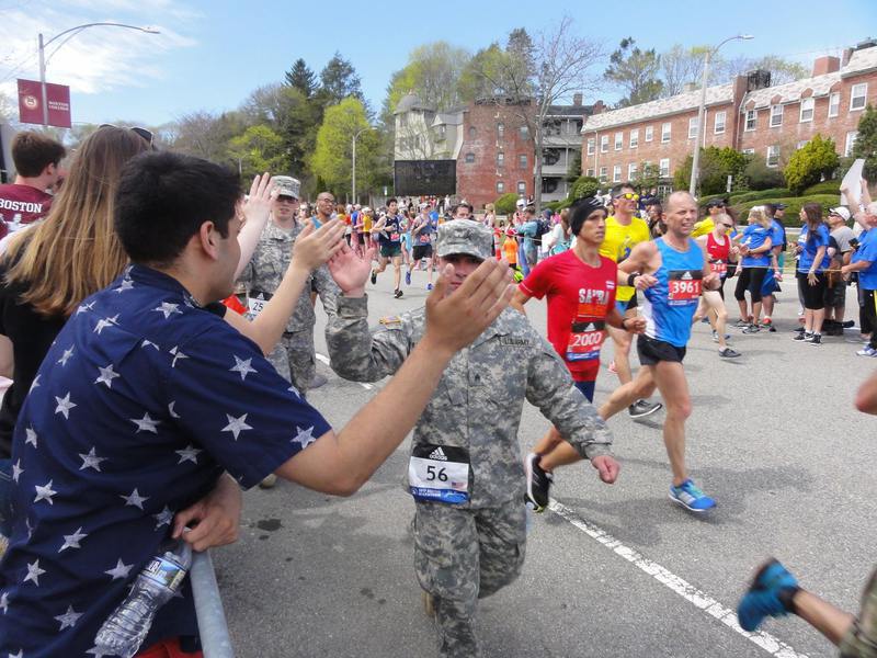 Laeufer auf der Boston Marathon Strecke bei Hopkinton, mit Fokus auf Geschichte und Qualifikation.