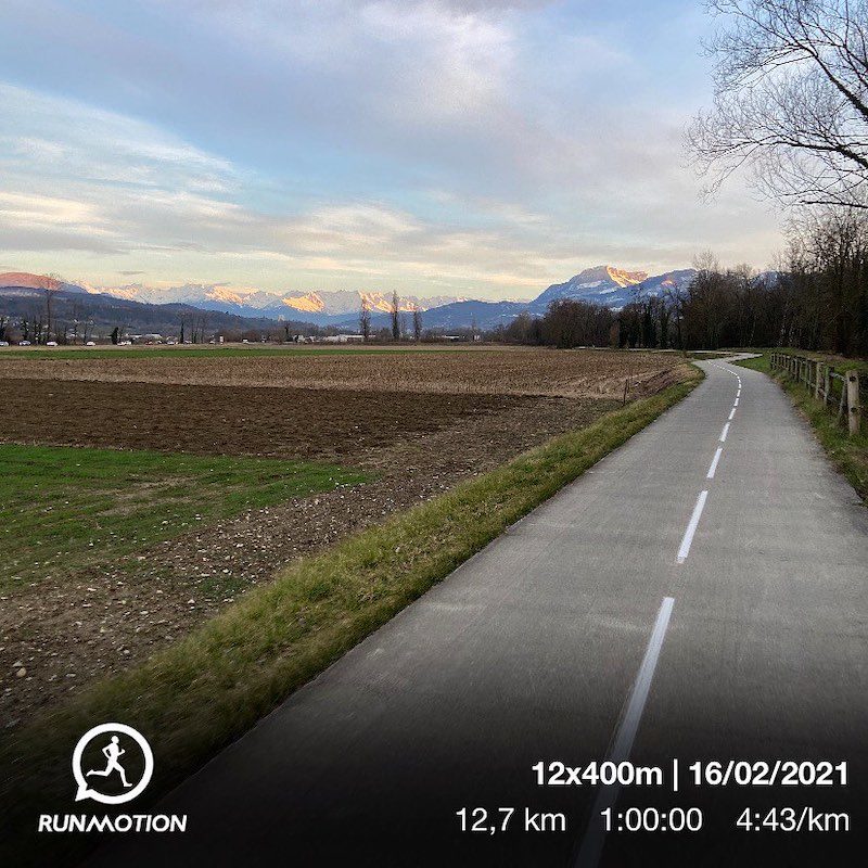 Läufer auf flacher, schneller Laufroute in Chambéry, ideal für Tempotraining und Panorama.