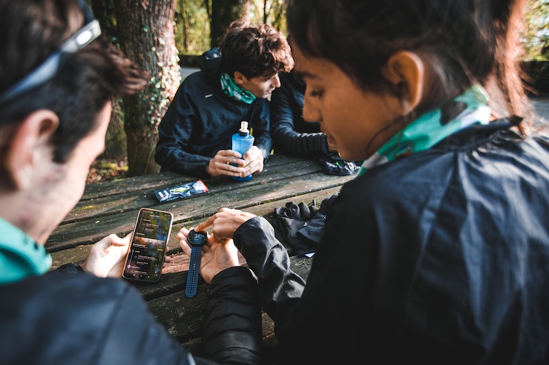 Einsteiger vergleicht ChatGPT-Trainingsplan mit Laufcoaching-App fürs Laufen und sucht passende Trainingshilfe.