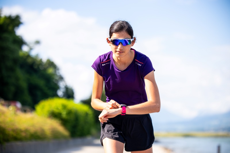 Laeufer startet seinen Lauf-Trainingsplan zum perfekten Zeitpunkt fuer effektives Ausdauertraining und Fortschritt.