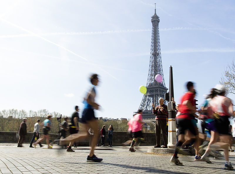 Laufer in Paris auf Laufstrecke zum Eiffelturm und durch den Bois de Vincennes.