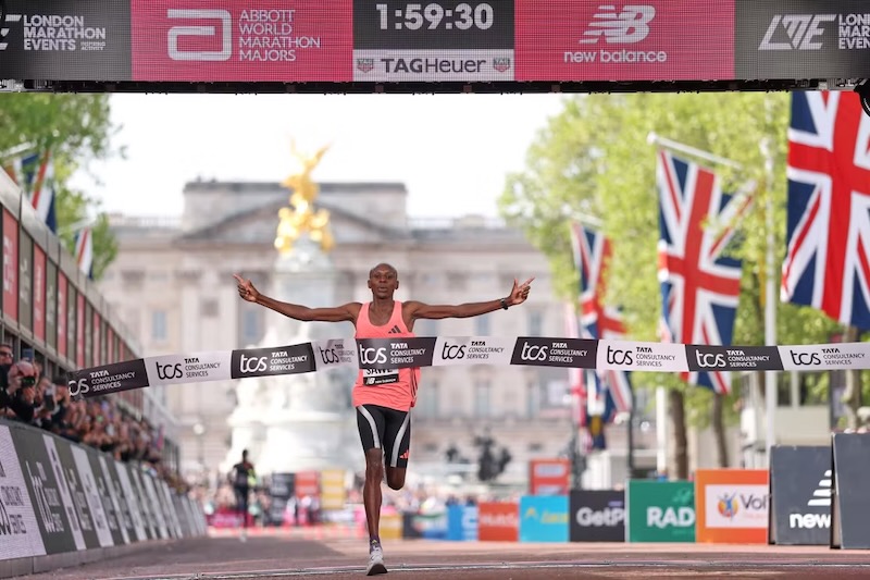 Sebastian Sawe beim London Marathon 2026, durchbricht offiziell die 2-Stunden-Marke im Lauf.