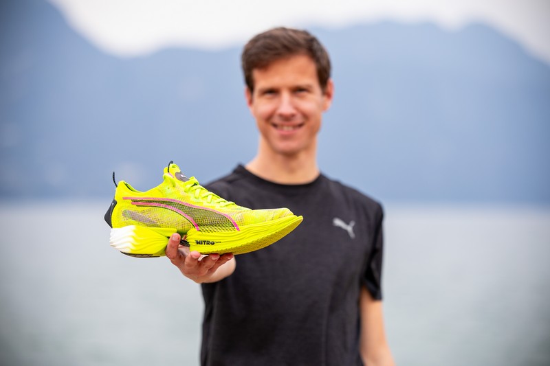 Laufer waehlt passende Laufschuhe mit optimaler Daempfung, Drop und Einsatz fuer Training und Wettkampf.