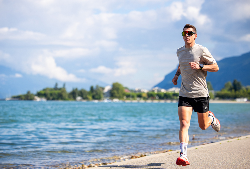 Laufer trainiert fur 5 km, steigert tempo und knackt seine bestzeit im wettkampf.