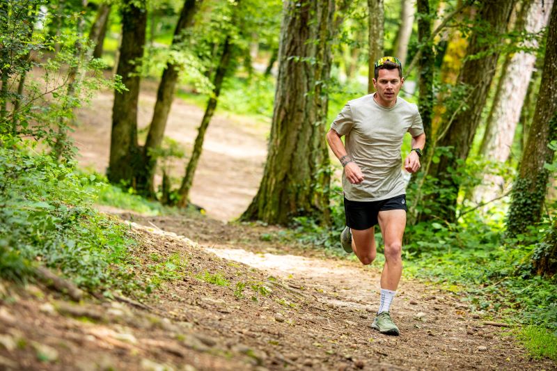 Trailrunner absolviert Bergintervalle im Gelände, drei Trainingseinheiten für mehr Kraft und Ausdauer.
