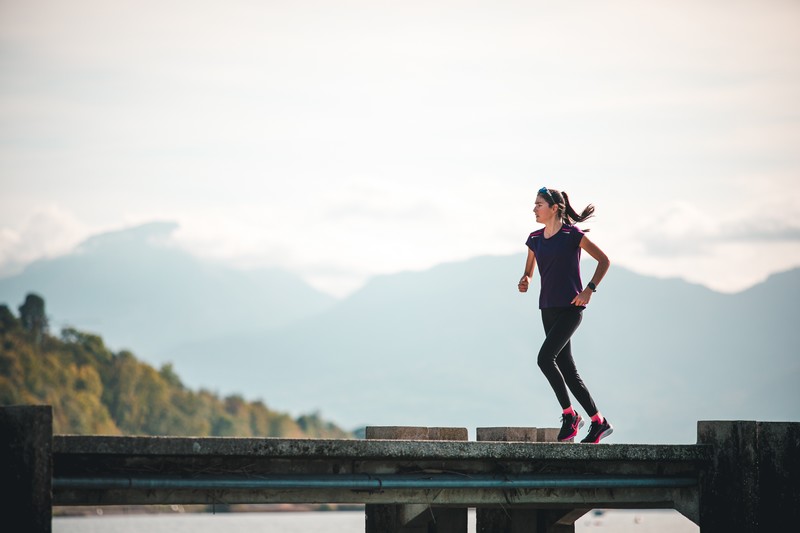 Läufer trainiert ganzjährig für Summer Body mit Lauftraining, ausgewogener Ernährung sowie Kraft- und Konditionstraining.