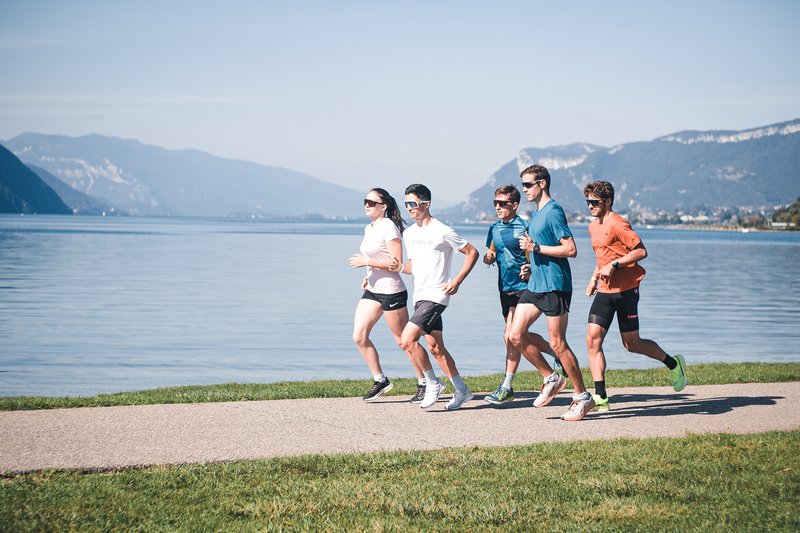 Gruppe beim gemeinsamen Lauftraining im Sommer, für Summer Body ganzes Jahr durch Kondition und Ernährung.
