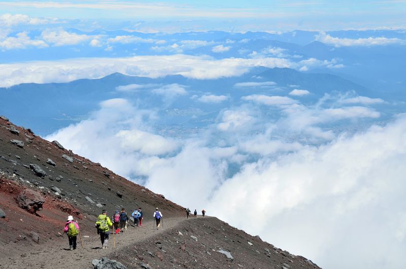 Laeufer auf haertestem Ultra Trail, inspiriert von UTMB und Badwater, in extremer Landschaft.