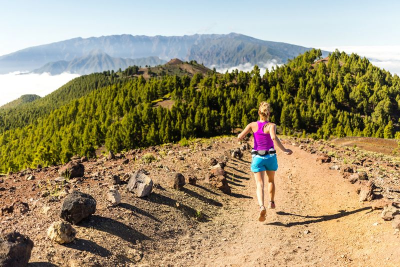 Trailrunner auf hartem Ultra Trail, inspiriert von UTMB und Badwater, in spektakulaerer Landschaft.