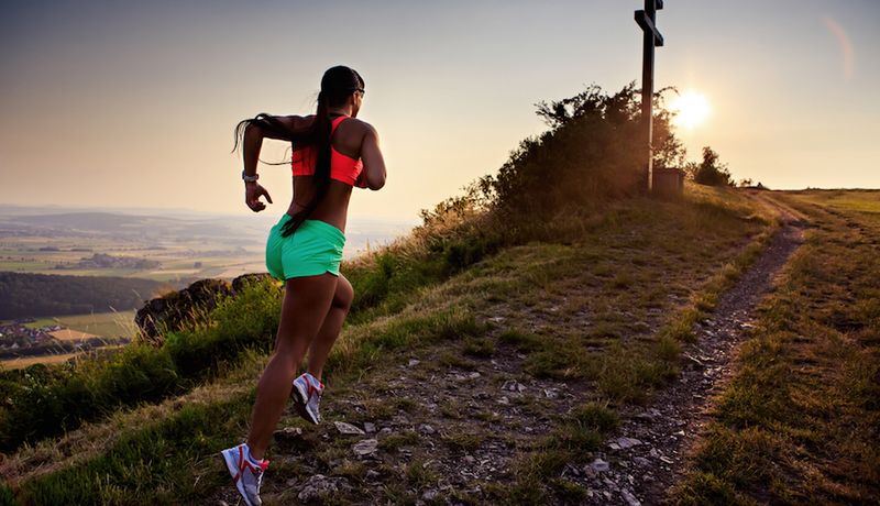 Trailrunner auf alpinem Ultra-Trail in den Bergen, inspiriert von UTMB und Badwater.