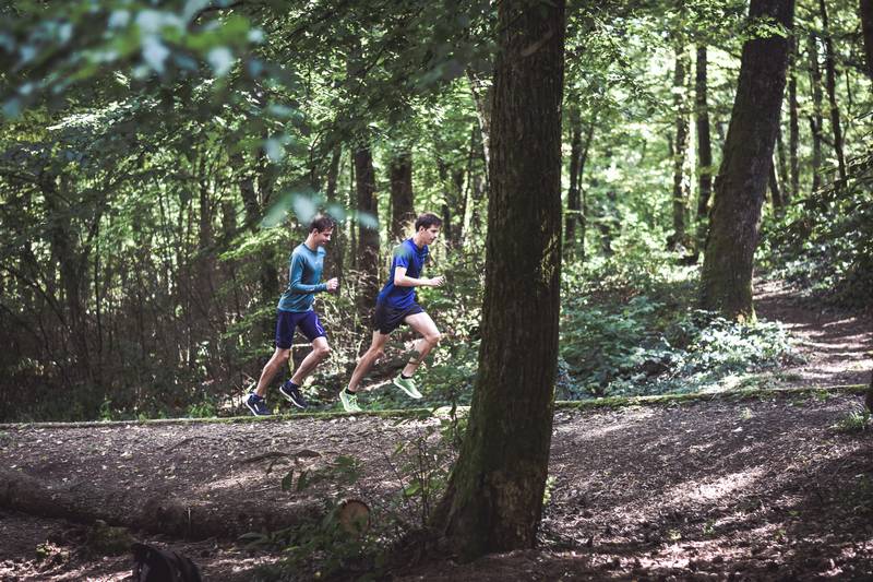 Läuferin macht Krafttraining für Stabilität, unterstützt Trainingsplan, Intervalle und Marathon Tipps fürs Laufen.