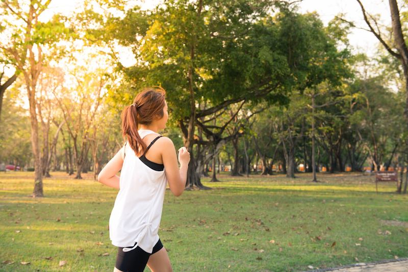 Laeufer trainiert im Park und verbessert Gesundheit, Fitness und mentale Staerke durch Running.