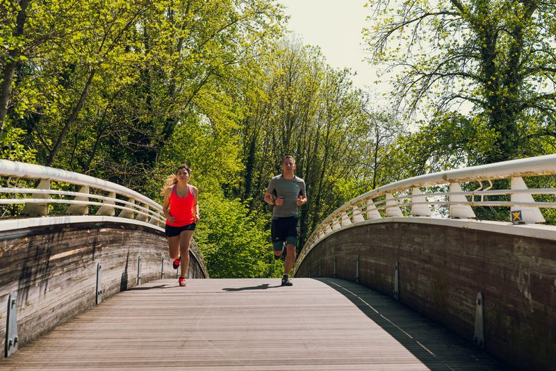 Lauferin trainiert konzentriert und staerkt Laufmotivation durch intrinsische und extrinsische Anreize im Training.
