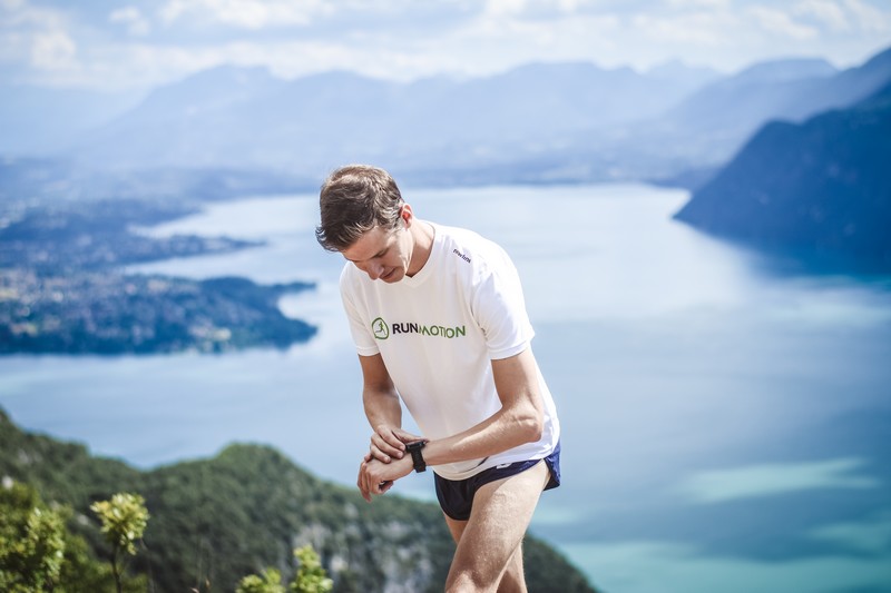 Laufer bringt Abwechslung ins Lauftraining mit Intervallen nach Trainingsplan für Marathon und mehr Ausdauer.