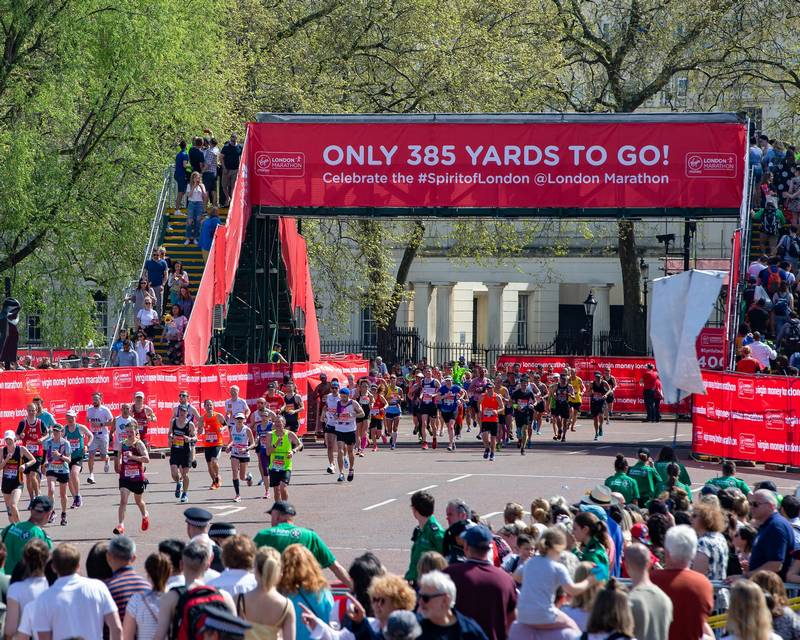 Läuferin plant London Marathon Anmeldung, prüft Streckenkarte und Trainingsplan für persönliche Bestzeit.