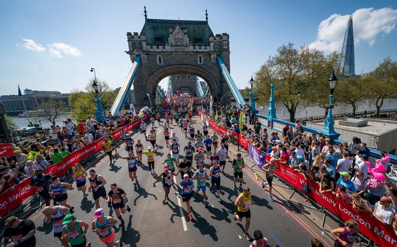 Läufer beim London Marathon auf der Strecke, mit Infos zu Anmeldung und Trainingsplan für Bestzeiten.