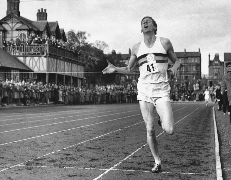 Laufszene zur Meile unter vier Minuten: Roger Bannisters Rekordlauf und sein großes Comeback.