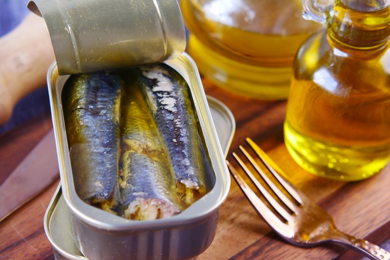 Läuferin beim Lauftraining mit Fokus auf Omega-3 und Omega-6 Fette für bessere Performance.