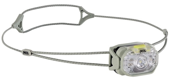 Urbane Runner mit Stirnlampe laufen sicher durch die Nacht auf beleuchteten Straßen.