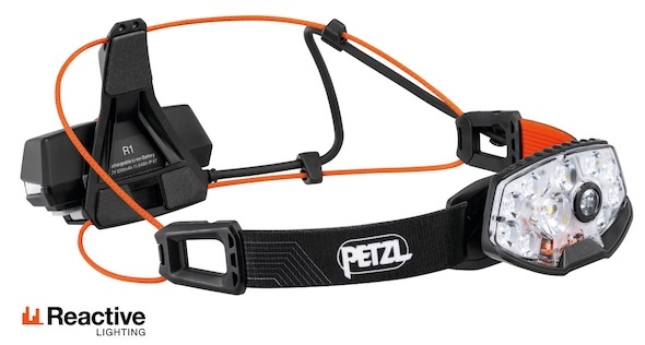 Trailrunner läuft nachts sicher mit heller Stirnlampe beim Running und Trailrunning 2026.