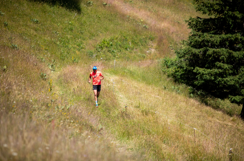 Trailrunner laeuft auf Bergtrail und beachtet wichtige Sicherheitstipps beim Trailrunning in den Bergen.