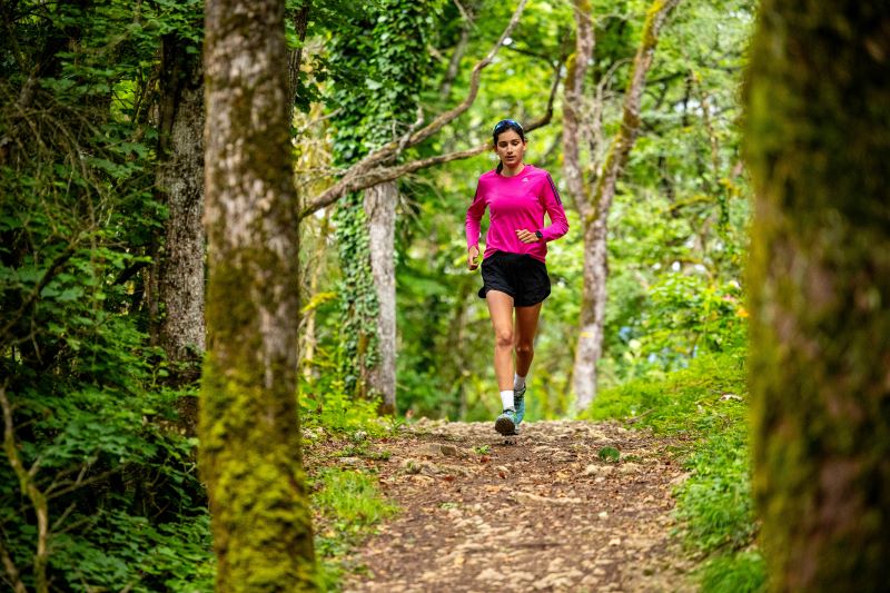 Trailrunner sprintet kurze Hügel bei Bergintervallen für maximale Power und stärkere Beine.