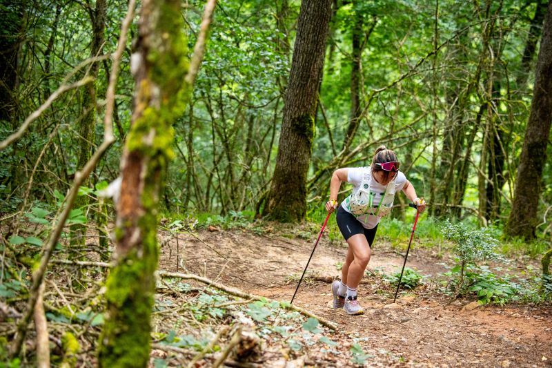 Trailrunner trainiert lange Anstiege im Bergintervalltraining für mehr Ausdauer und Stärke im Gelände.