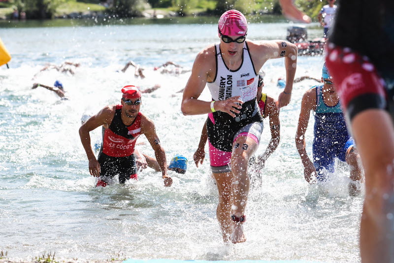 Triathletischer Läufer startet mit Schwimmtraining im Pool, Fokus auf Technik, Ausdauer und Performance.