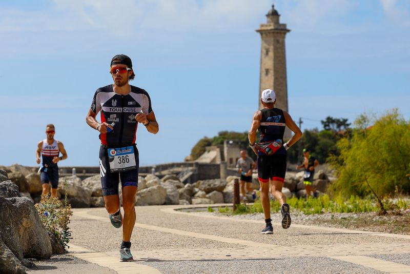 Läufer bereitet sich mit Triathlon-Training auf bessere Performance beim Schwimmen, Radfahren und Laufen vor.