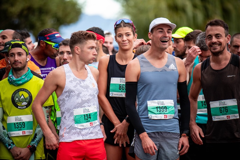 Laeufer trainiert fuer einen 10-km-Lauf, um den ersten 10er zu schaffen und Bestzeit zu verbessern.