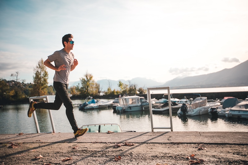 Einsteiger läuft 10 km in 1:05, strukturierter Trainingsplan für systematisches Lauftraining.