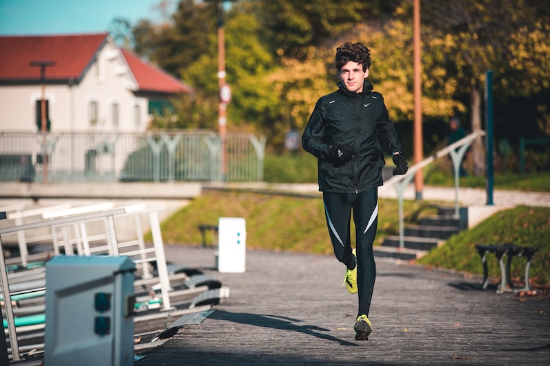 Laeufer beim 10-km-Training mit Trainingsplan, um unter 60 Minuten zu laufen.