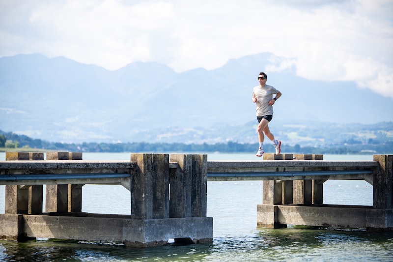 Laufer trainiert fuer 10 km unter 35 Minuten mit Trainingsplan und Tempoeinheiten.