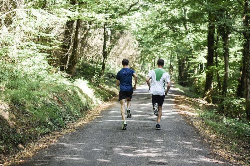 Laeufer trainiert 10 km unter 45 Minuten mit Trainingsplan fuer Tempo und Ausdauer.