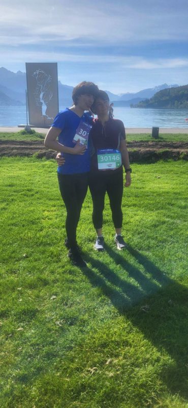 Läuferin Angeline beim 5- und 10-km-Lauf am Lac d’Annecy stärkt ihre Marathonform.