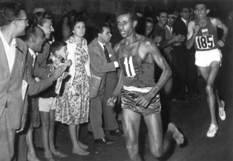 Abebe Bikila laeuft barfuess den Marathon und gewinnt den Olympiasieg in beeindruckendem Tempo.