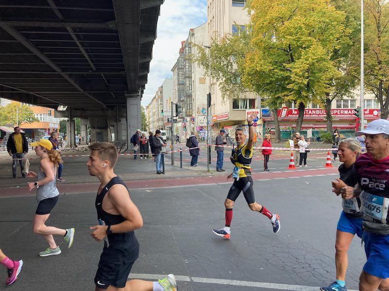 Spätstarter läuft beim Berlin-Marathon ins Ziel nach 3:52 Stunden und feiert seinen Finish.