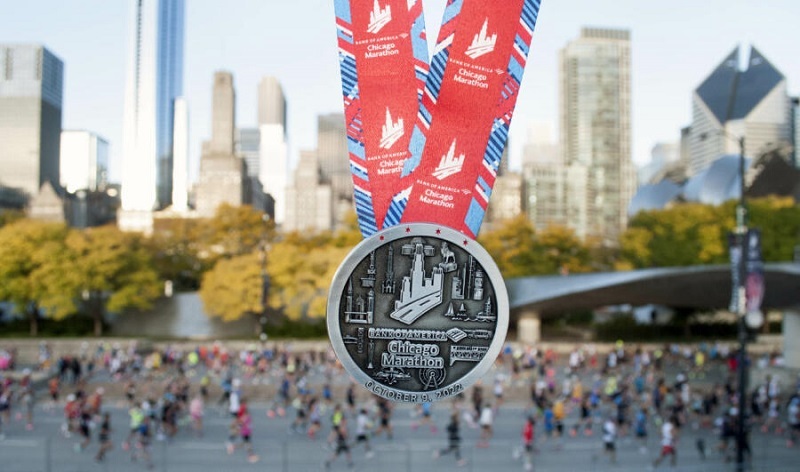 Läufer meldet sich online für den Chicago Marathon an, um Startplatz und Teilnahme zu sichern.