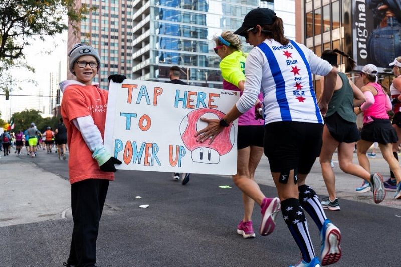 Läufer beim Chicago Marathon auf der Strecke, starke Stimmung trägt zur sicheren Anmeldung und Startplatzmotivation.