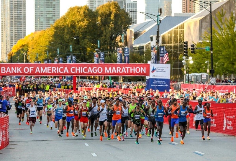 Läufer beim Chicago Marathon auf schneller Strecke, ideal für Rekorde und sichere Anmeldung zum Startplatz.
