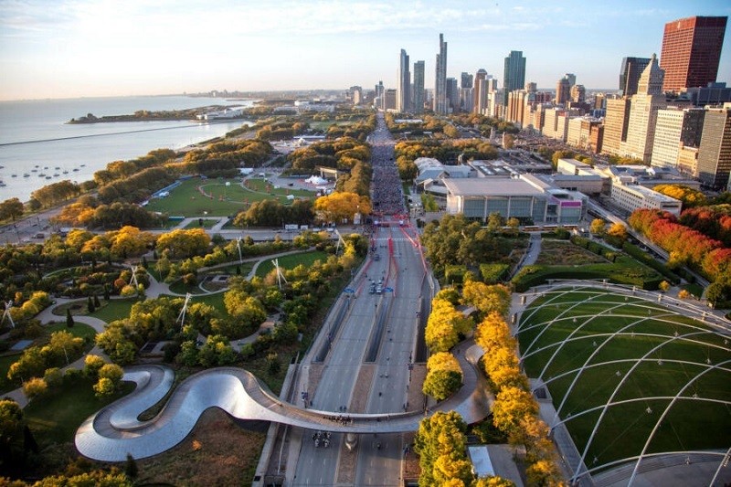 Laeufer beim Chicago Marathon auf der Strecke, mit Infos zu Rekorden, Anmeldung und Startplatz.