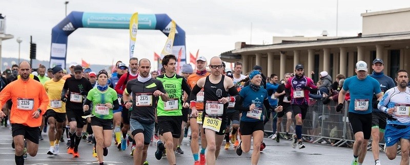 Läufer auf der Marathonstrecke in Deauville, Highlights und Trainingstipps für eine neue Bestzeit.
