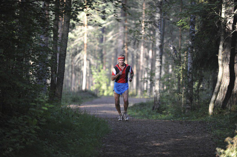 Deirdre Larkin inspiriert beim Laufen und stellt mit 85 einen Halbmarathon-Weltrekord auf.