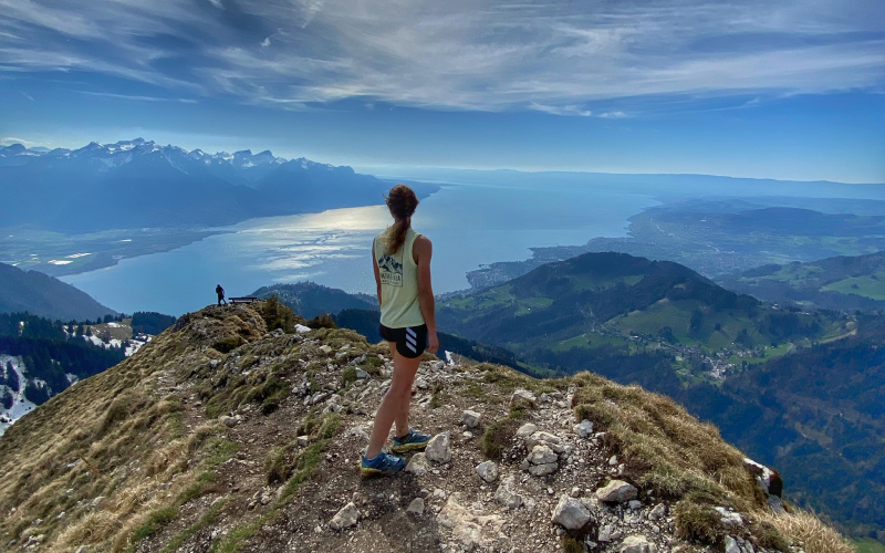 Trailrunner auf der Dent de Jaman Route ab Caux in der Schweiz, epische Ausdauer-Tour.