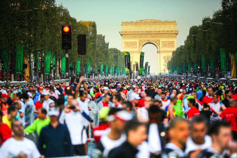Trailrunner beim EcoTrail de Paris in der Ile-de-France auf einem Stadt- und Naturkurs.