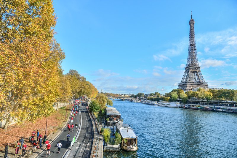 Läuferteam beim Ekiden de Paris Staffellauf, beliebtes Teamrennen im Laufkalender von März bis Dezember.