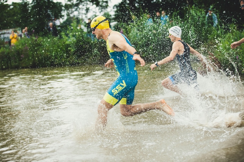 Ernährung vor dem Triathlon: Athlet bereitet energiereiche Mahlzeit für Schwimmen, Radfahren und Laufen vor.
