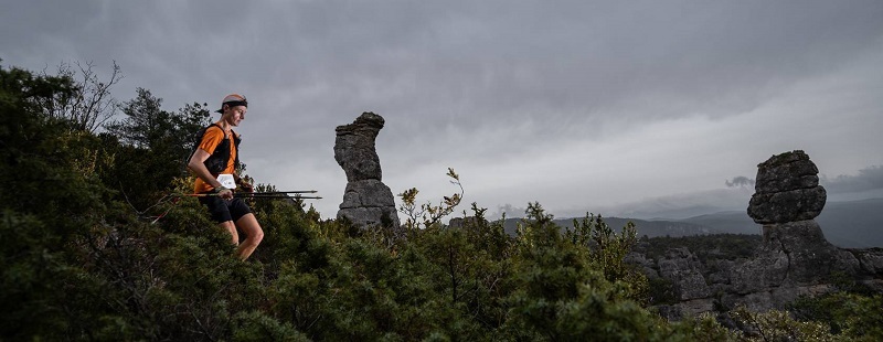 Trailrunner beim Festival des Templiers 2024 in Millau, Start eines Trailrunning-Rennens im Gelände.